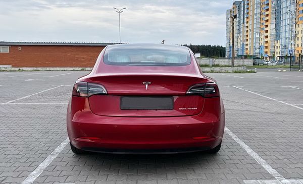 Tesla Model 3 75D красная элеткро арендовать на прокат без водителя киев