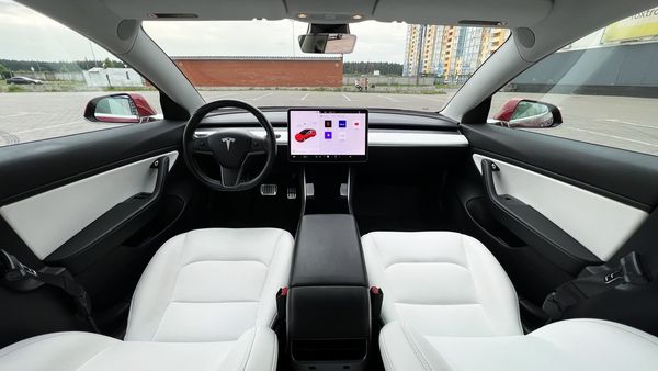 Tesla Model 3 75D красная элеткро арендовать на прокат без водителя киев