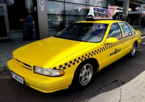  Chevrolet Caprice автомобиль желтое такси аренда на съемки в Киеве