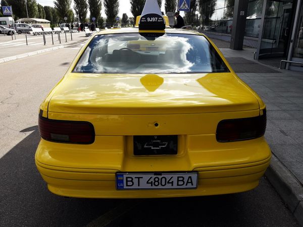  Chevrolet Caprice автомобиль желтое такси аренда на съемки в Киеве