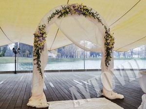 Свадебная арка из живых цветов 