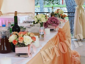 Украшение цветами стола молодых на свадьбу флористика