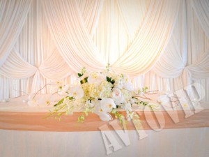 Украшение цветами стола молодых на свадьбу флористика