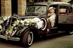 Ретро автомобиль на свадебное торжество