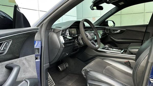 Внедорожник Audi Q8 синий арендовать c водителем прокат без водителя