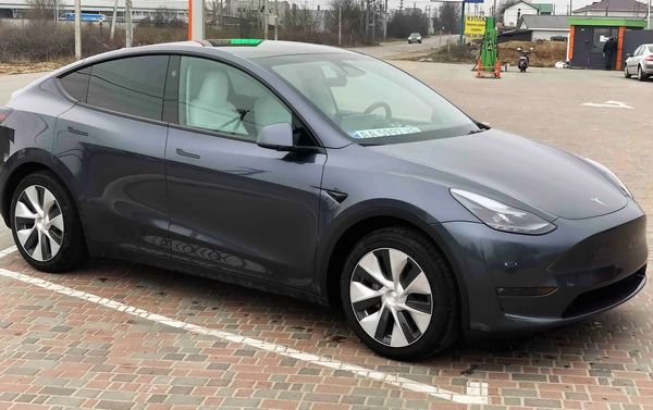 Авто на свадьбу Tesla Model Y серая кросовер с водителем