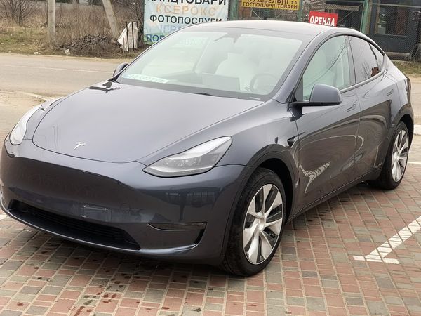 Авто на свадьбу Tesla Model Y серая кросовер с водителем