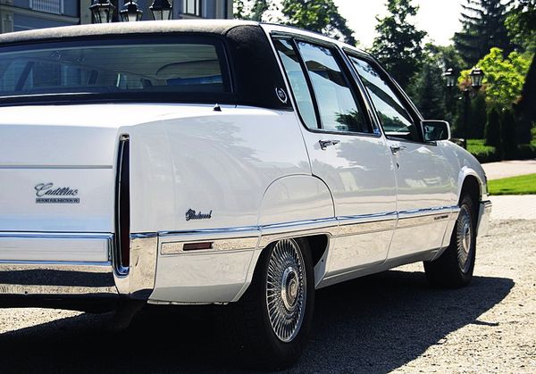 Ретро авто Cadillac Fleetwood аренда авто на свадьбу
