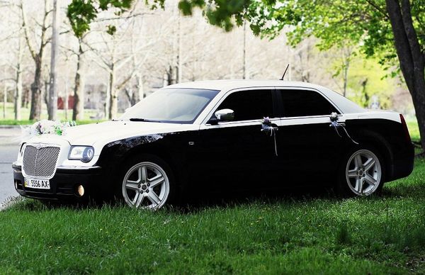 Chrysler 300C черно-белый на прокат