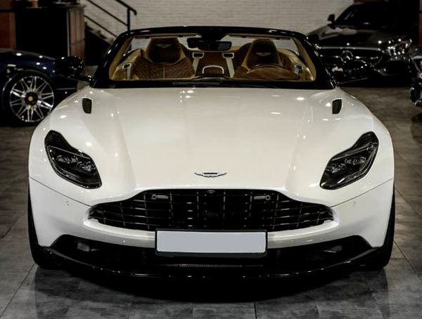 Спорткар кабриолет Aston Martin DB 11 Volante аренда