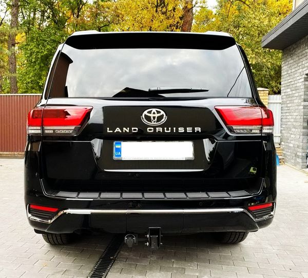 Toyota Land Cruiser 300 черный прокат аренда