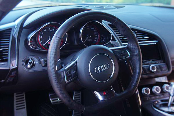 Audi R8 2013 год аренда спорткаров с водителем