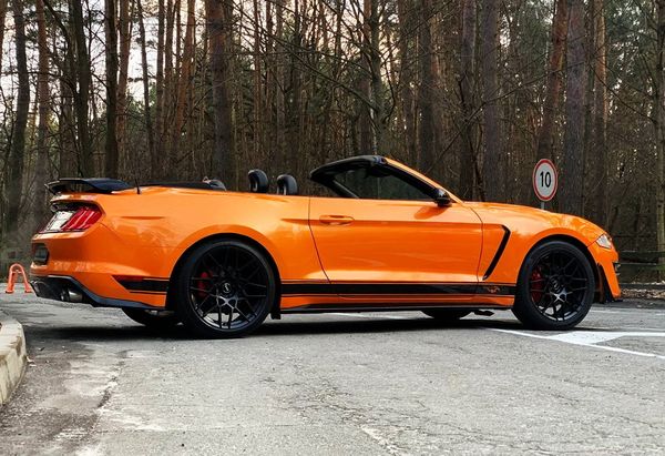 Ford Mustang GT оранжевый аренда кабриолет на свадьбу для съемки кино без водителя Киев