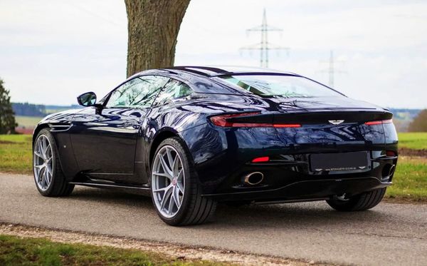 Спорткар Aston Martin DB 11 Volante заказать с водителем на свадьбу съемки трансфер