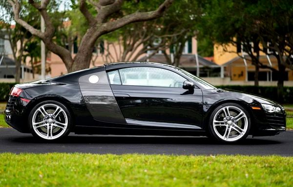Спорткар Audi R8 Black аренда прокат на свадьбу кино фото спорткар