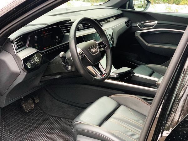 Внедорожник Audi E-tron электро с водителем без водителя на прокат Киев
