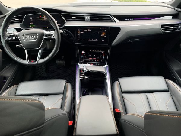 Внедорожник Audi E-tron электро с водителем без водителя на прокат Киев