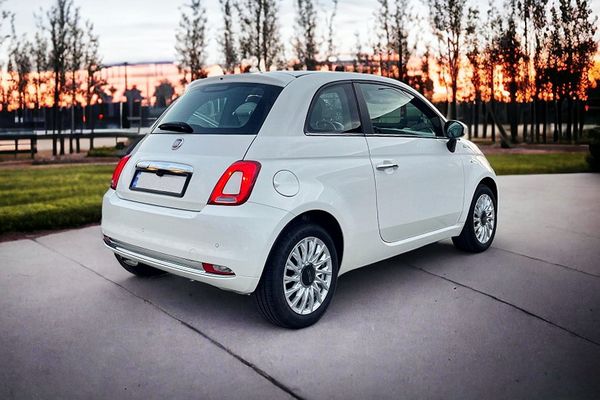 Седан Fiat 500 с заказать на прокат заказать в аренду без водителя