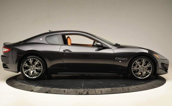 Спорткар Maserati Granturismo аренда прокат для тест драйва
