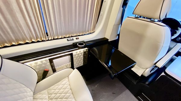 Микроавтобус Mercedes Benz Sprinter VIP 8 аренда с водителем для делегации трансфера в аєропорт