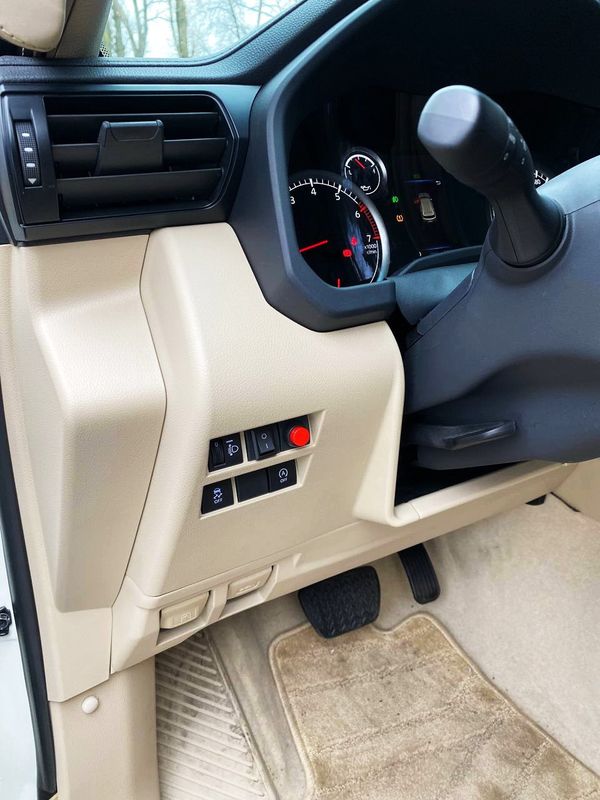 Toyota Land Cruiser 300 белая прокат аренда бронированный джип без водителя на прокат