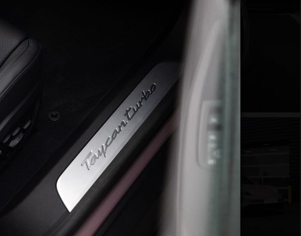 Спорткар Porsche Taycan 4S фиолетовый электро на свадьбу съемки фото киев