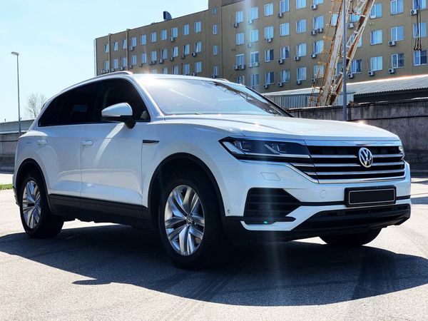  Volkswagen Touareg белый без водителя прокат аренда на свадьбу