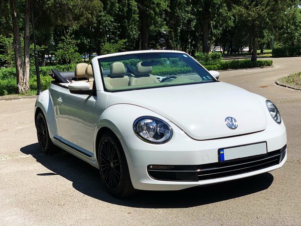 Volkswagen Beetle белый кабриолет на прокат без водителя авто для кино