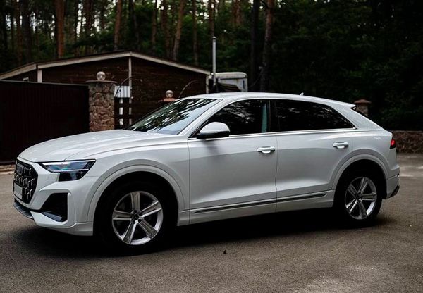 Внедодрожник Audi Q8 белый на свадьбу с водителем без водителя на прокат Киев