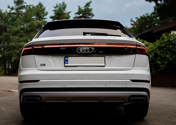 Внедодрожник Audi Q8 белый на свадьбу с водителем без водителя на прокат Киев