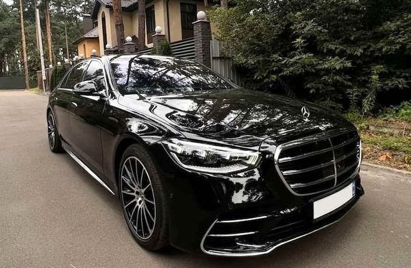 Аренда премиум Mercedes-Benz S-class W223 S500 W223 AMG на свадьбу без водителя