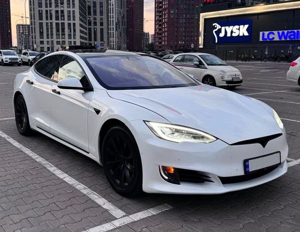 Электрокар Tesla Model S белая без водителя на прокат аренда на свадьбу с водителем в Киеве