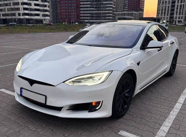 Электрокар Tesla Model S белая без водителя на прокат аренда на свадьбу с водителем в Киеве