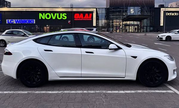 Электрокар Tesla Model S белая без водителя на прокат аренда на свадьбу с водителем в Киеве