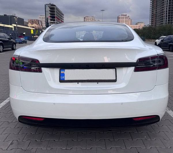 Электрокар Tesla Model S белая без водителя на прокат аренда на свадьбу с водителем в Киеве