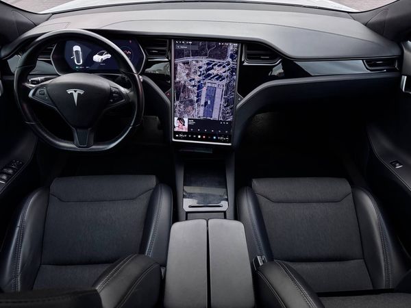 Электрокар Tesla Model S белая без водителя на прокат аренда на свадьбу с водителем в Киеве