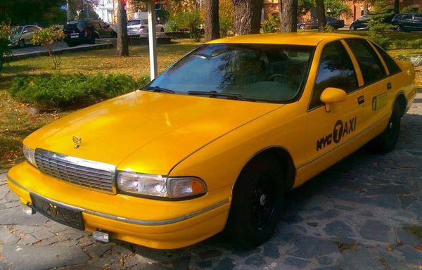  Chevrolet Caprice автомобіль жовте таксі оренда на зйомки в Києві