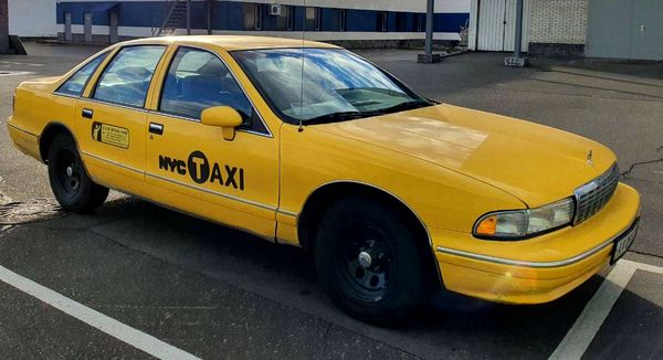  Chevrolet Caprice автомобіль жовте таксі оренда на зйомки в Києві