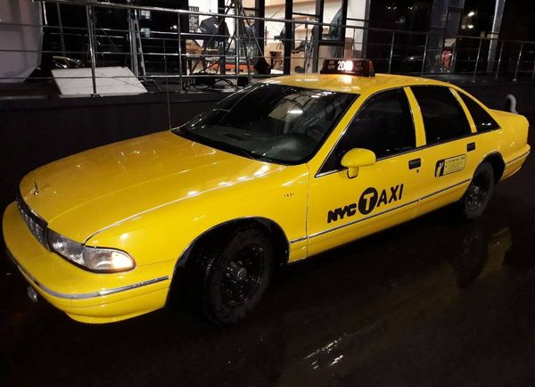  Chevrolet Caprice автомобіль жовте таксі оренда на зйомки в Києві