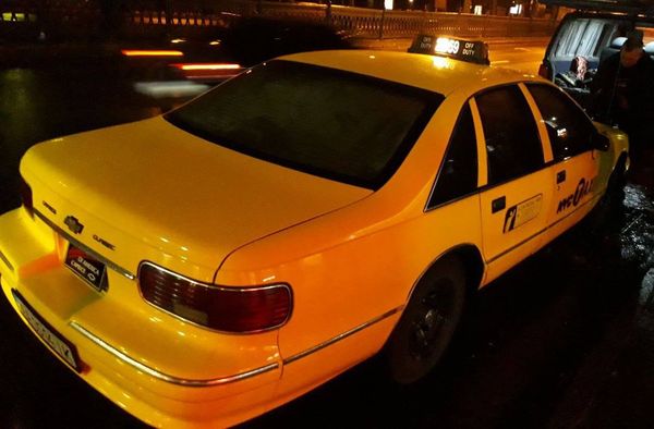  Chevrolet Caprice автомобіль жовте таксі оренда на зйомки в Києві