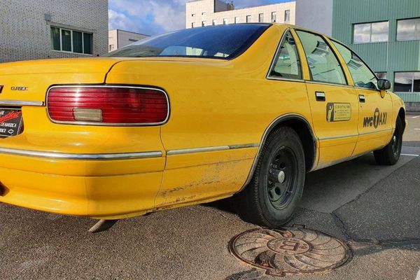  Chevrolet Caprice автомобіль жовте таксі оренда на зйомки в Києві