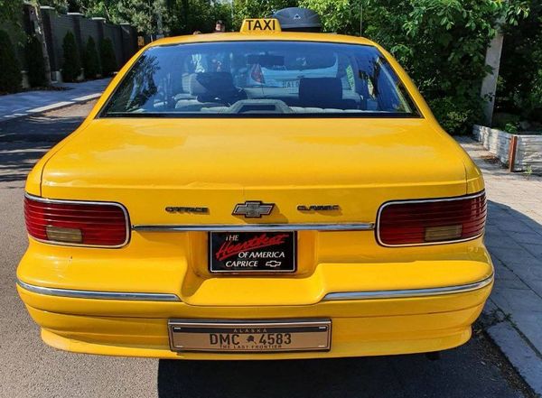 Chevrolet Caprice автомобіль жовте таксі оренда на зйомки в Києві