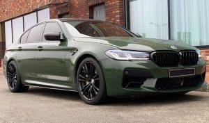 Оренда бізнес-автомобіля BMW M5 для весільної зйомки без водія