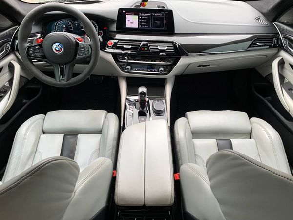 BMW M5 аренда прокат бизнес авто на свадьбу съемки без водителя