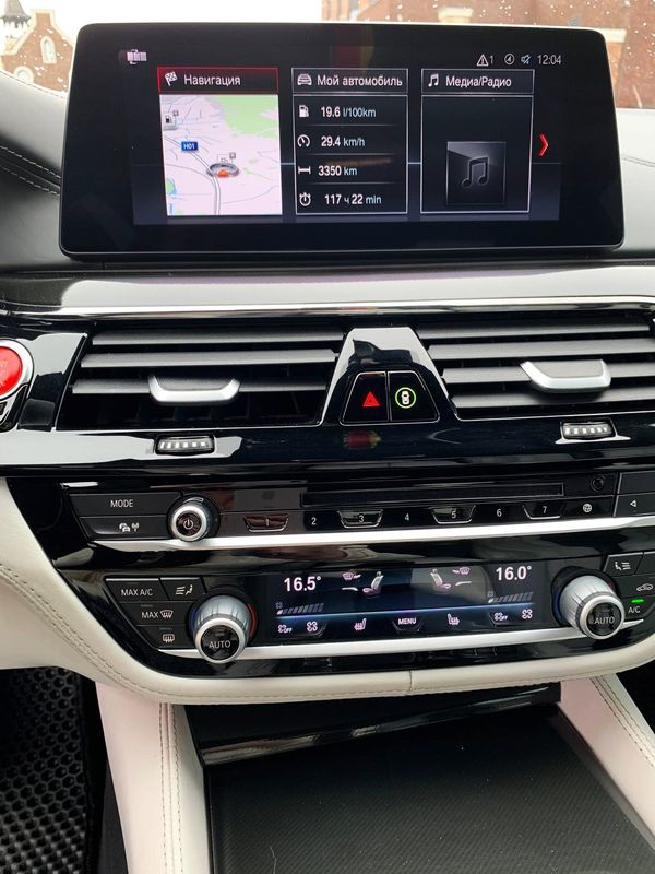 Оренда бізнес-автомобіля BMW M5 для весільної зйомки без водія