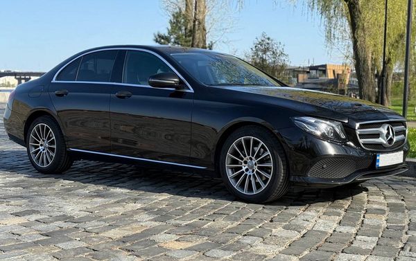 Оренда Mercedes-Benz W213 NEW на весілля з водієм у Києві