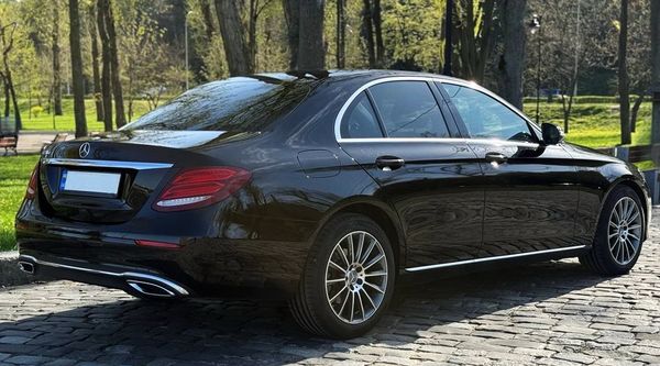 Оренда Mercedes-Benz W213 NEW на весілля з водієм у Києві