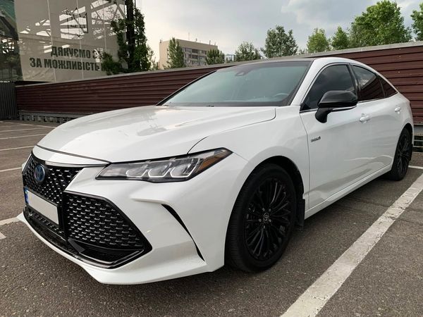 Оренда Toyota Avalon біла на весілля з водієм