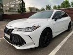 Аренда Toyota Avalon белая на свадьбу с водителем – Киев