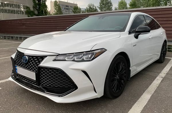 Оренда Toyota Avalon біла на весілля з водієм